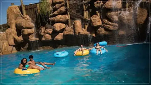 thermas-e-cia-imagem-galeria-mar-azul-piscinas-de-ondas-atracao-para-familia-no-thermas-dos-laranjais-6897a0c8134c9_2.webp