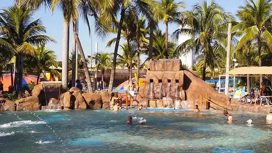 Imagem destauente: Piscina de Pedras - Uma combina&ccedil;&atilde;o relaxante aqui no Thermas dos Laranjais em Ol&iacute;mpia SP